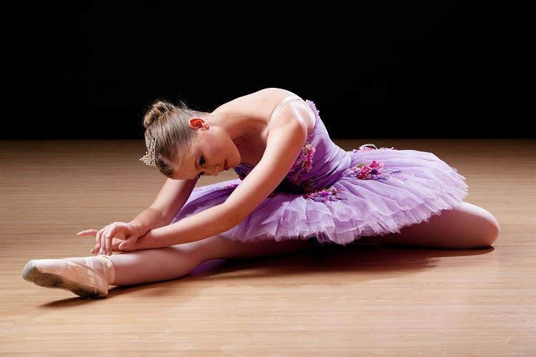 Menina dança ballet contra tensão.jpg