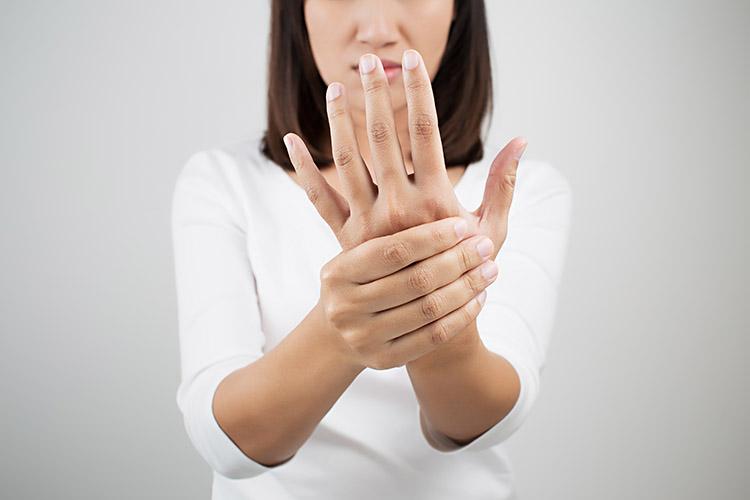 A artrose causa dores no corpo, inclusive nas mãos
