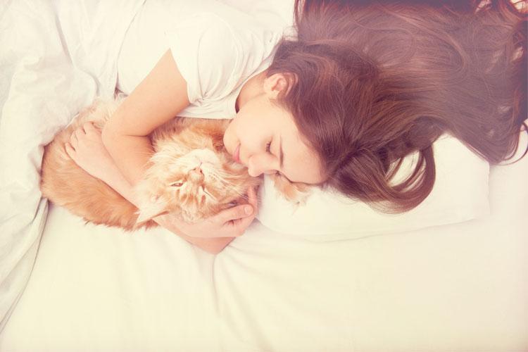 mulher-dormindo-com-gato