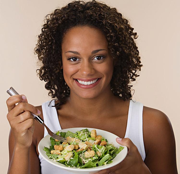 A salada pode conter carboidrato, mas dê preferência aos integrais