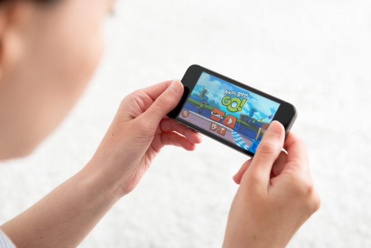 mulher-segurando-celular-smartphone-jogando-jogo-android
