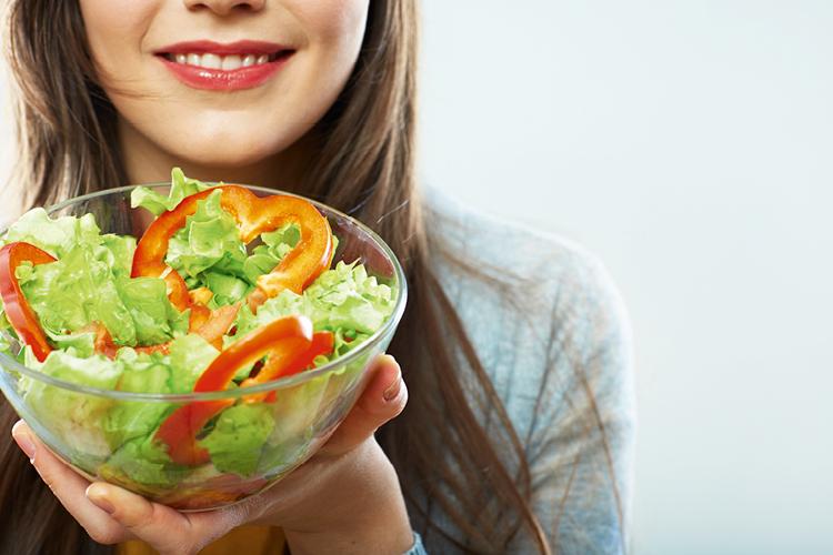 mulher segurando tigela salada, dieta de 1 dia