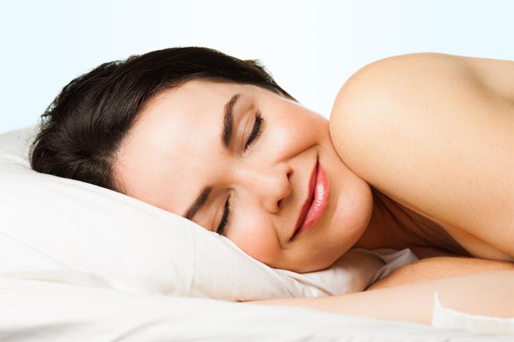 mulher sorrindo com sonho dormindo