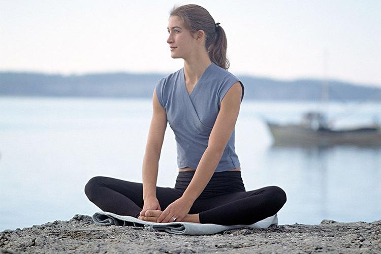 mulher equilibrada meditando