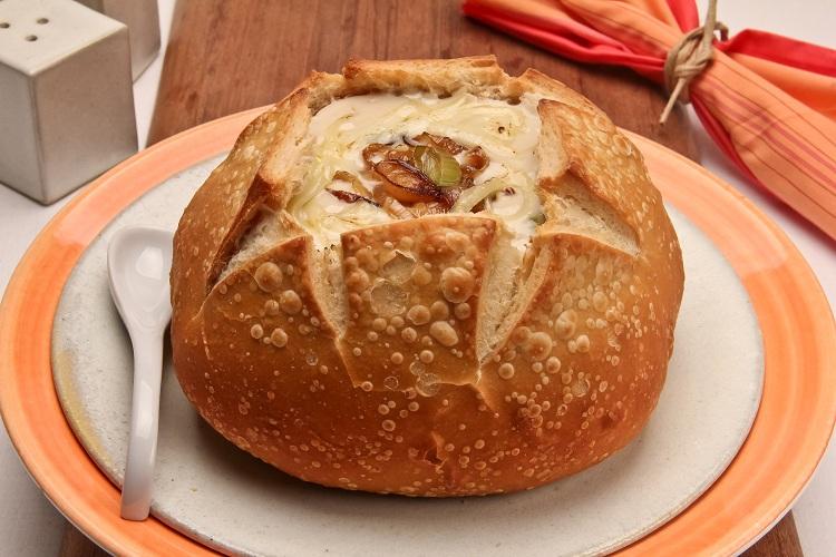 pão italiano com sopa de cebola