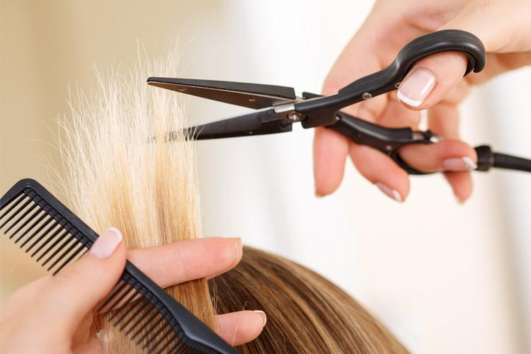 mulher cortando o cabelo removendo pontas duplas