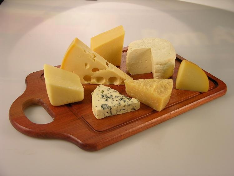 tábua com queijos