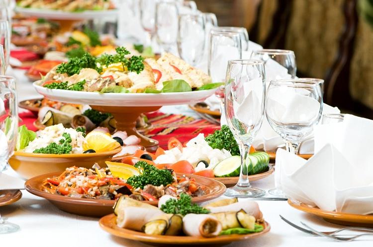 Refeição, jantar, mesa decorada, comidas diversificadas