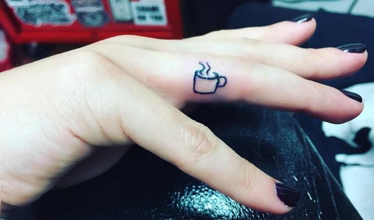 atriz lea michele mostra tatuagem no dedo