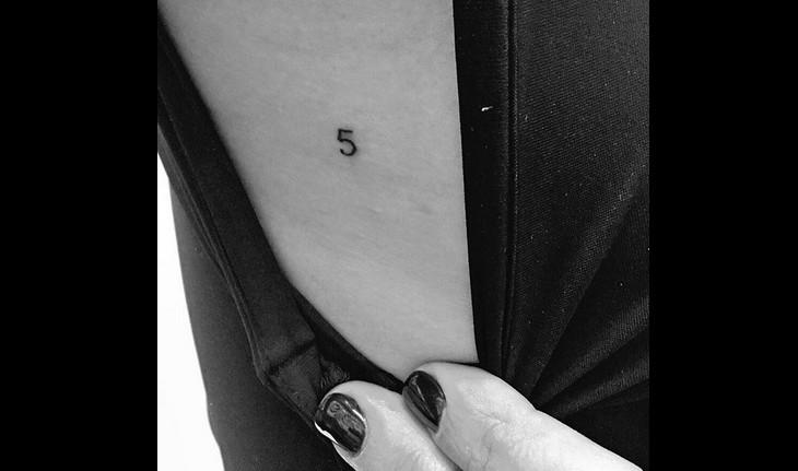 atriz lea michele mostra detalhe da tatuagem na costela