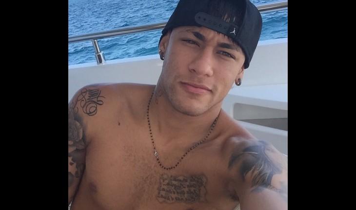 jogador neymar mostrando suas tatuagens no corpo