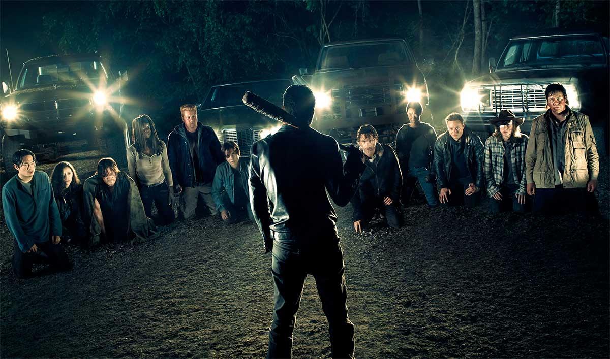 Negan olha para Rick e seu grupo, escolhendo qual deles irá matar.