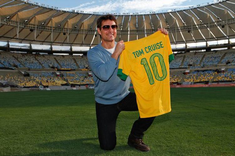 Tom Cruise no Maracanã segurando a camisa do Brasil