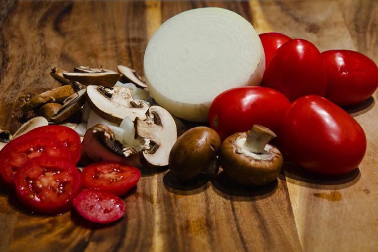 alimentos com umami: cebola, tomate, cogumelos