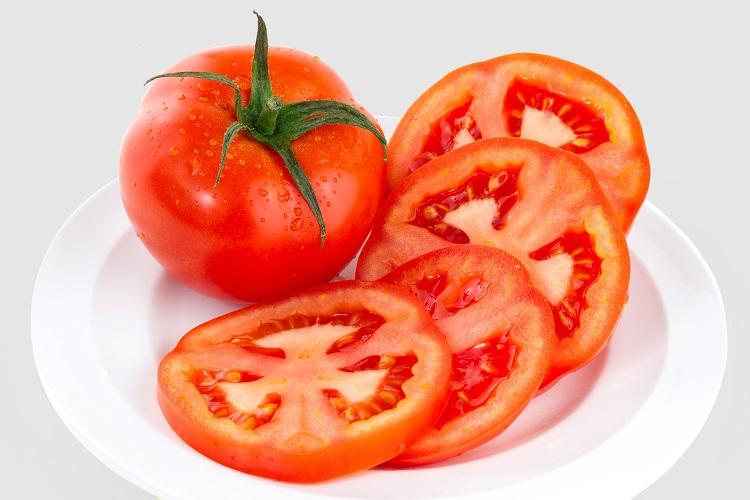 Prato de tomate maduro, rodelas de tomate