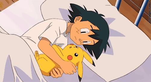 Ash deitado na cama com o pikachu