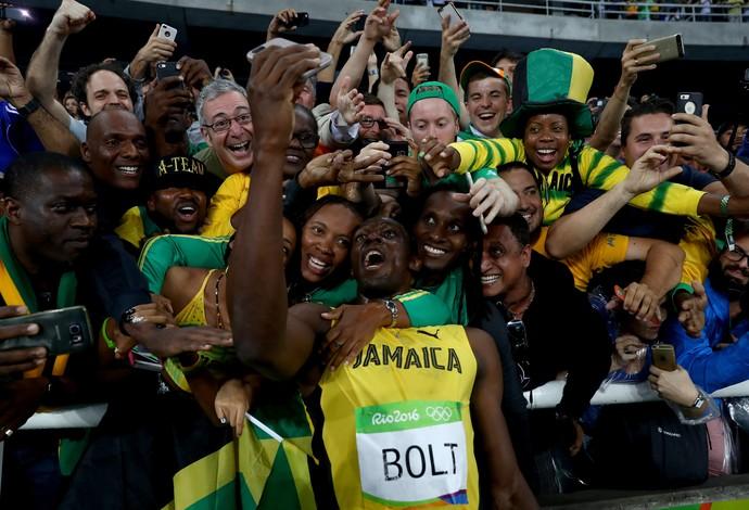 Usain Bolt comemora vitória com selfie