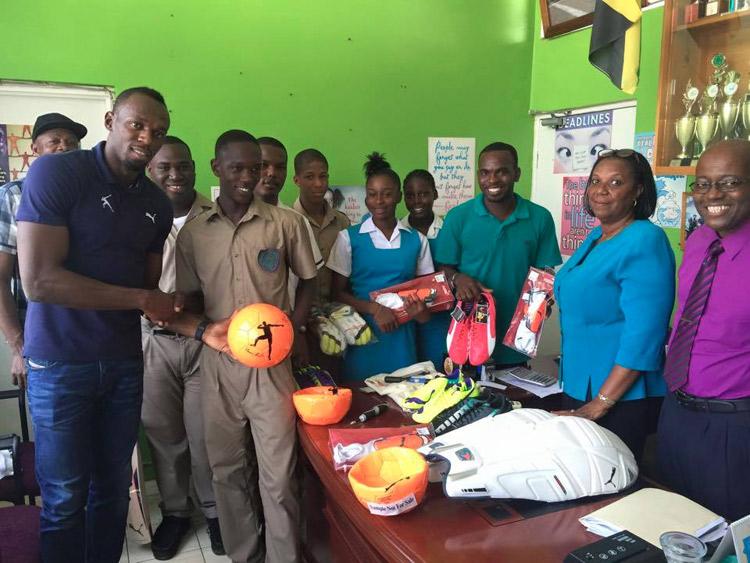 Usain Bolt visita escola e faz doações