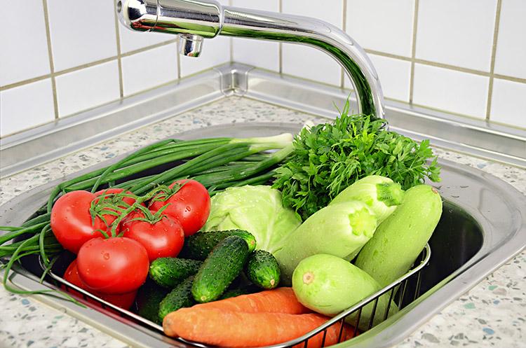 Legumes e verduras lavadas na pia.