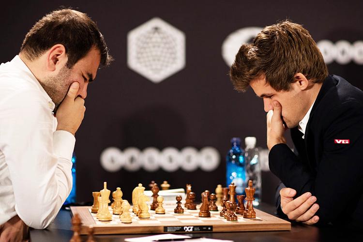 Dois homens jogando xadrez