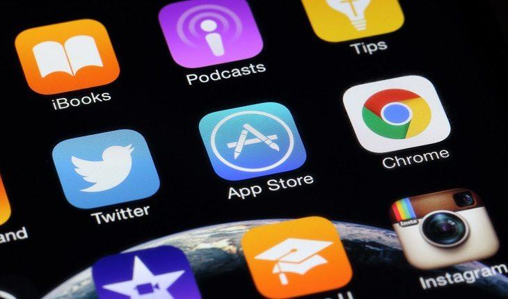 zoom dos aplicativos de uma tela de um smartphone iPhone com sistema iOS