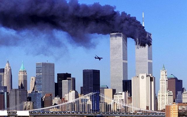 11 de setembro: segundo avião atinge a torre