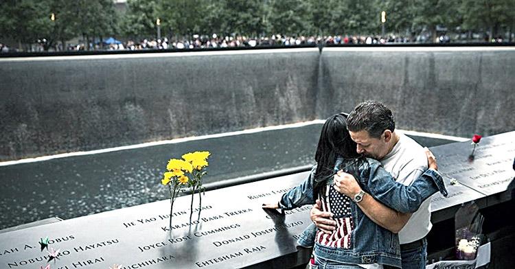 parentes das vítimas dos atentado prestam homenagens no Memorial do 11 de setembro