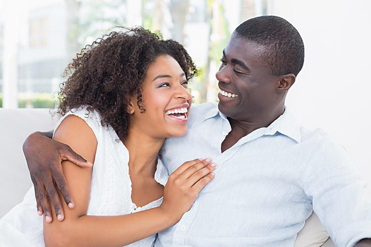 Casal de pessoas negras sorrindo e sem ciúme