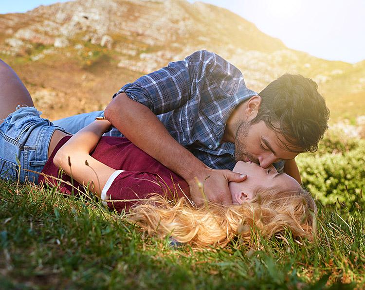 Casal, deitados no gramado, beijo, namoro