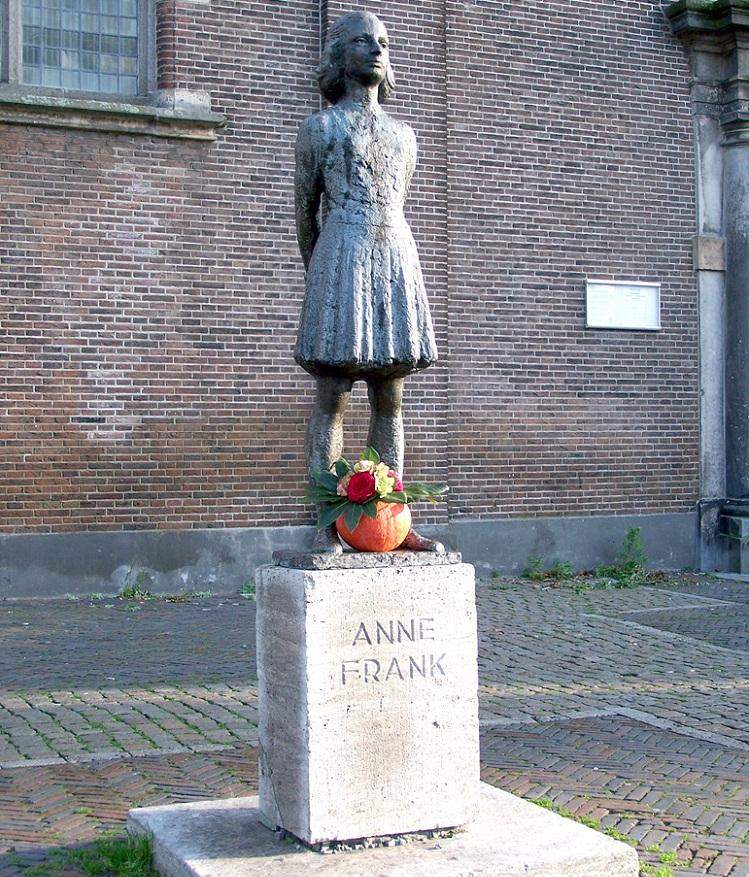 estátua-Anne Frank-holocausto