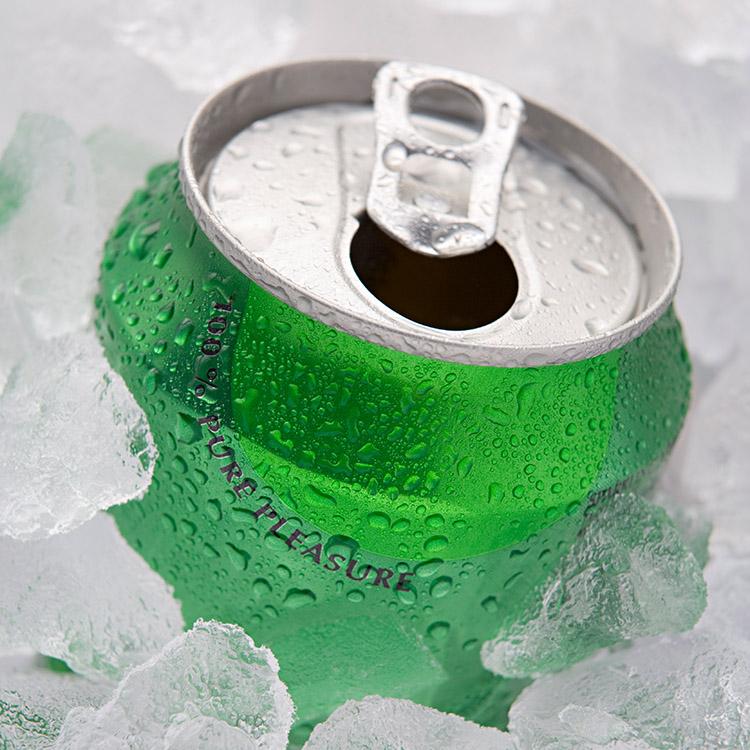 lata de refrigerante no gelo