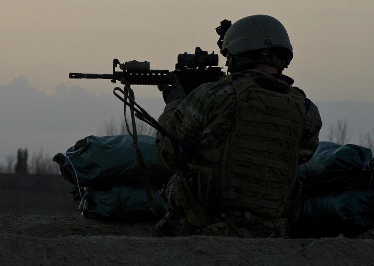 foto de um militar com uma arma em uma guerra, desdobramentos