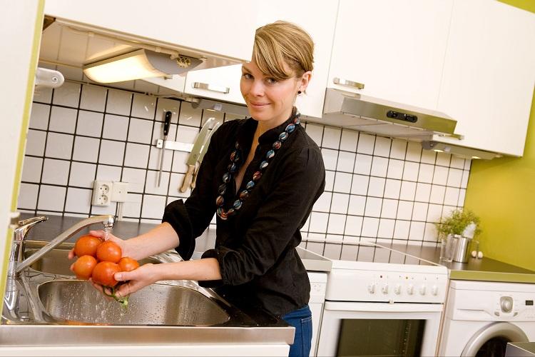 mulher lavando tomates