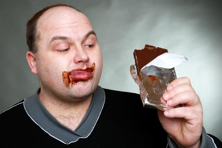 homem comendo chocolate 