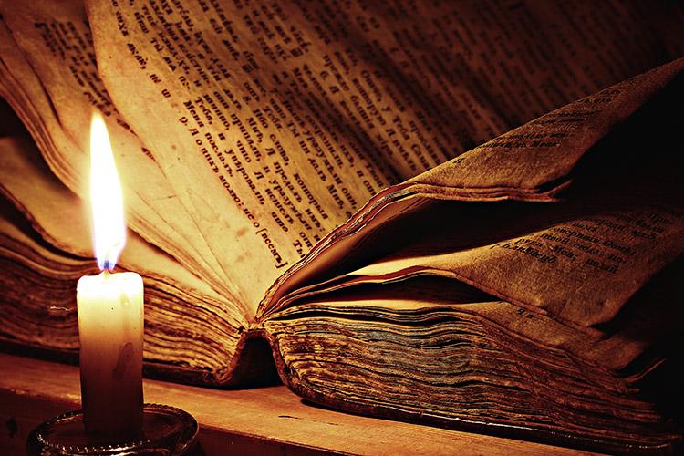 Bíblia sagrada antiga aberta vela acesa apócrifo evangelho de tomé