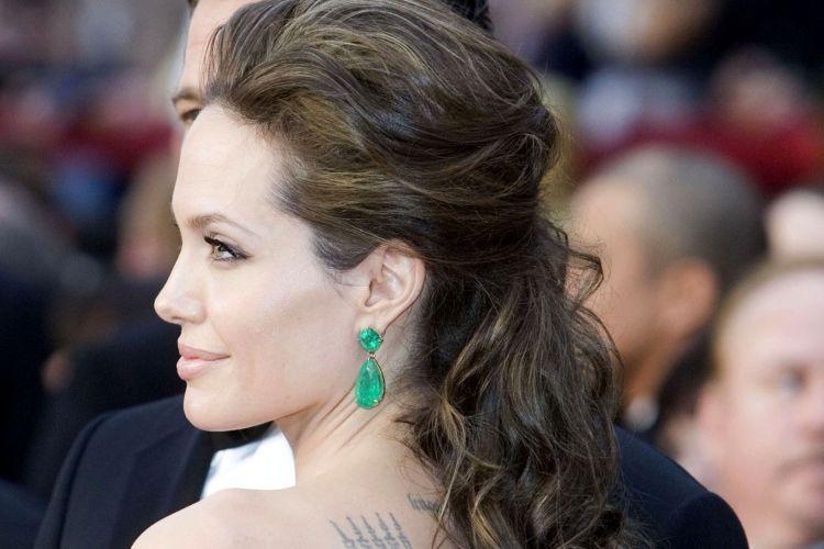 Angelina Jolie usa penteado para rosto quadrado