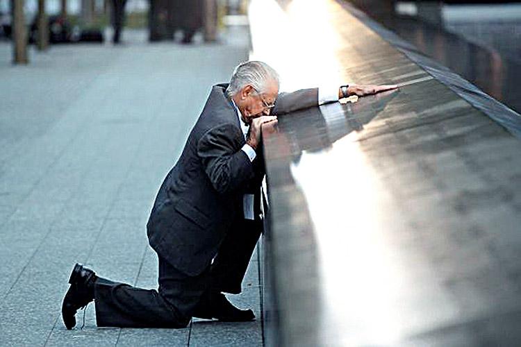 Homem visita memorial em homenagem às vítimas do atentado FOTO: Reprodução
