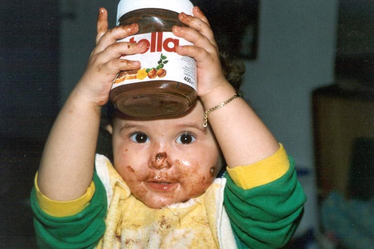 Bebê comendo Nutella