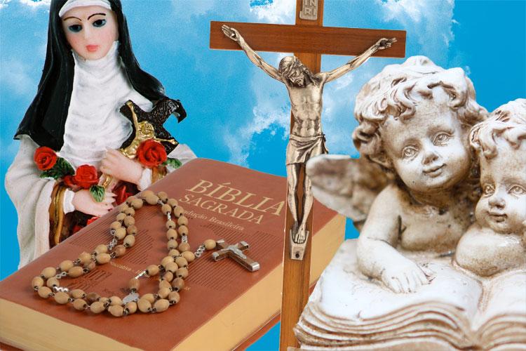Objetos sagrados: bibelô de santo, Bíblia, terço, crucifixo e imagem de anjos