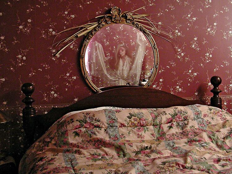 cama espelho fantasma Amherst 