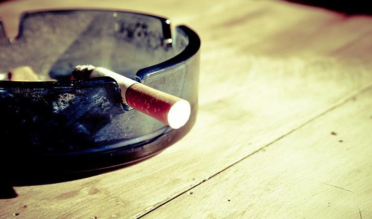 Cigarro apoiado no cinzeiro