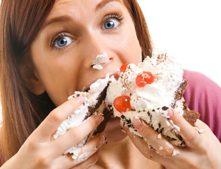 mulher comendo doce