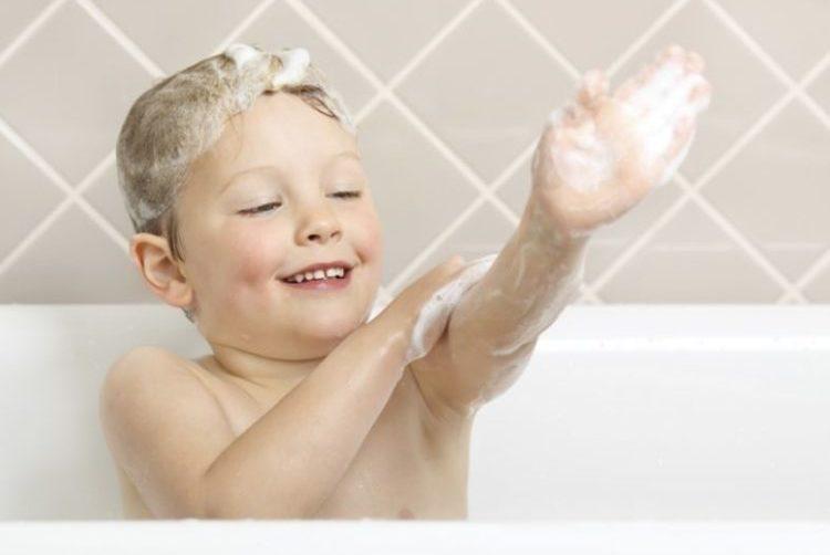 Criança tomando banho