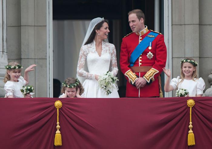 Garotinha parece muito incomodada durante o casamento do Principe William e Kate Middleton