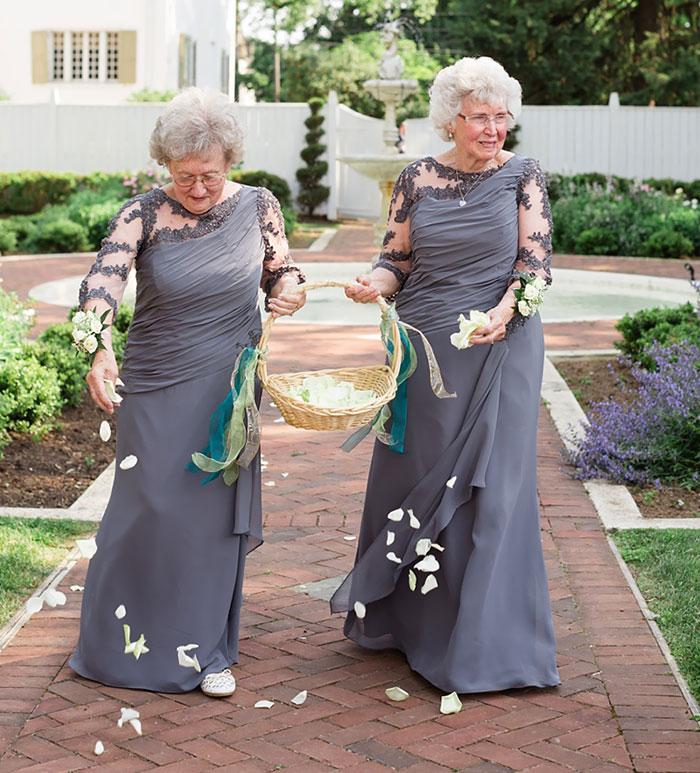 Avós dos noivos entram jogando pétalas no casamento, como damas de honra