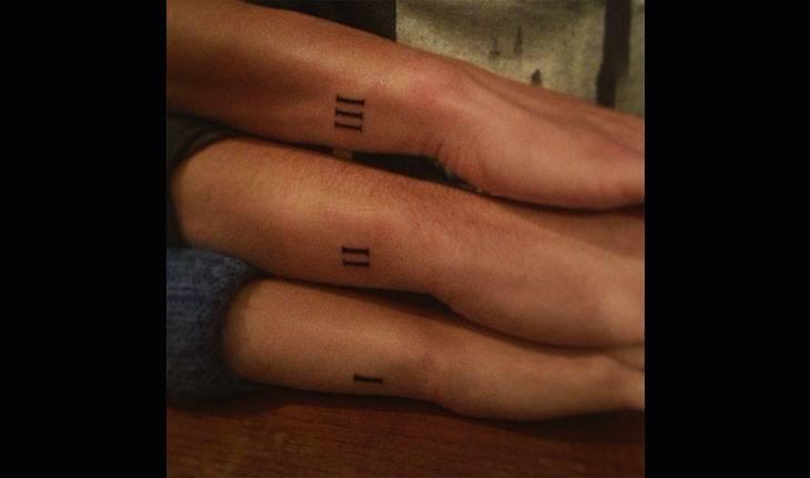 Irmãs com tatuagens iguais nas pernas de acordo com a data de nascimento de cada um.