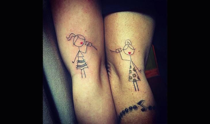 Irmãs com tatuagem de bonequinha na panturrilha