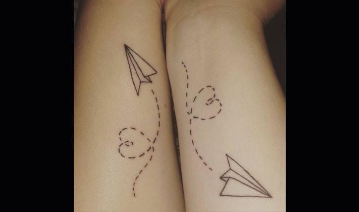 Irmãs com tatuagem de aviãozinho no braço.