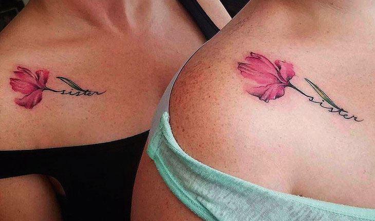 Irmãs com tatuagem de flor no ombro.
