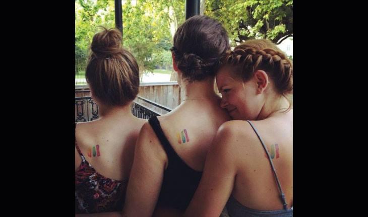 Tatuagem de três irmãs, feita em aquarela.